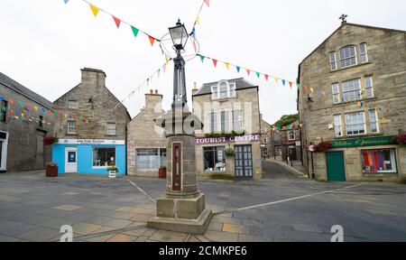 Lerwick, Schottland, Großbritannien. September 2020, 17. Shetland-Ratsmitglieder stimmten vor kurzem für die Einleitung einer förmlichen Untersuchung der Machbarkeit der Shetland-Inseln, die finanzielle und politische Selbstbestimmung erreichen. Dies könnte bedeuten, dass die Inseln die Unabhängigkeit vom Vereinigten Königreich oder ein unabhängiges Schottland anstreben. Im Bild; Blick auf Market Cross, Lerwick Stadtzentrum. Iain Masterton/Alamy Live News Stockfoto