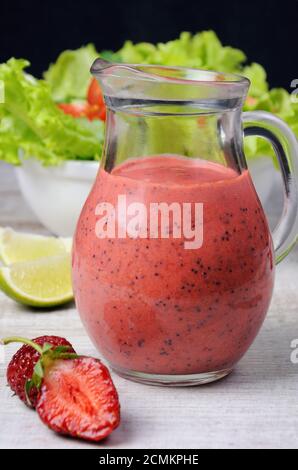 Strawberry frische Sauce mit Minze, Poppy und Kalk in ein Glas sauceboat Stockfoto