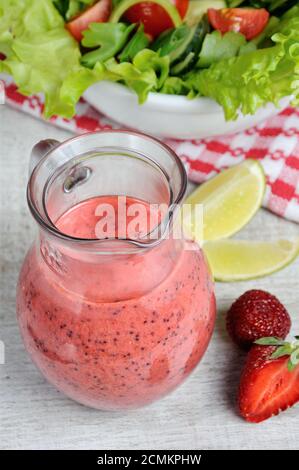 Strawberry frische Sauce mit Minze, Poppy und Kalk in ein Glas sauceboat Stockfoto