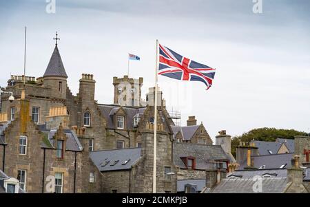 Lerwick, Schottland, Großbritannien. September 2020, 17. Shetland-Ratsmitglieder stimmten vor kurzem für die Einleitung einer förmlichen Untersuchung der Machbarkeit der Shetland-Inseln, die finanzielle und politische Selbstbestimmung erreichen. Dies könnte bedeuten, dass die Inseln die Unabhängigkeit vom Vereinigten Königreich oder ein unabhängiges Schottland anstreben. Im Bild: Die Unionsflagge und nicht der schottische Saltyre fliegt über die Hafenpromenade. Iain Masterton/Alamy Live News Stockfoto