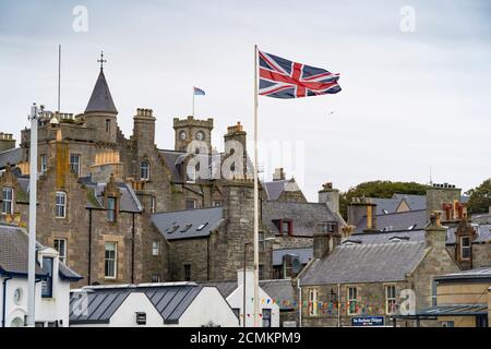 Lerwick, Schottland, Großbritannien. September 2020, 17. Shetland-Ratsmitglieder stimmten vor kurzem für die Einleitung einer förmlichen Untersuchung der Machbarkeit der Shetland-Inseln, die finanzielle und politische Selbstbestimmung erreichen. Dies könnte bedeuten, dass die Inseln die Unabhängigkeit vom Vereinigten Königreich oder ein unabhängiges Schottland anstreben. Im Bild: Die Unionsflagge und nicht der schottische Saltyre fliegt über die Hafenpromenade. Iain Masterton/Alamy Live News Stockfoto