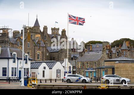 Lerwick, Schottland, Großbritannien. September 2020, 17. Shetland-Ratsmitglieder stimmten vor kurzem für die Einleitung einer förmlichen Untersuchung der Machbarkeit der Shetland-Inseln, die finanzielle und politische Selbstbestimmung erreichen. Dies könnte bedeuten, dass die Inseln die Unabhängigkeit vom Vereinigten Königreich oder ein unabhängiges Schottland anstreben. Im Bild: Die Unionsflagge und nicht der schottische Saltyre fliegt über die Hafenpromenade. Iain Masterton/Alamy Live News Stockfoto