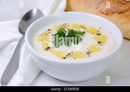 Eine Schale mit weißen Bohnen Püree-Suppe mit Kräuterbutter und Gewürze, Kräuter Stockfoto