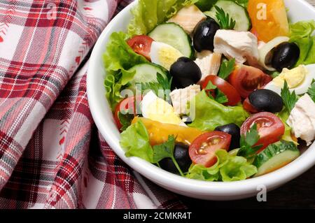 Salat mit Huhn und Eier, Oliven in Salatblättern. Horizontale erschossen. Stockfoto