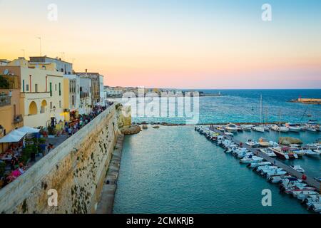 OTRANTO, Italien - 23 AUGUST 2017 - Blick von der Altstadt bei Sonnenuntergang während der touristischen Saison Stockfoto