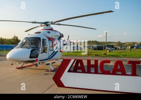 August 2019. Zhukovsky, Russland. Der russische leichte Mehrzweckhubschrauber Kazan Ansat auf dem Internationalen Luftfahrt- und Raumfahrtsalon MAKS 2019. Stockfoto