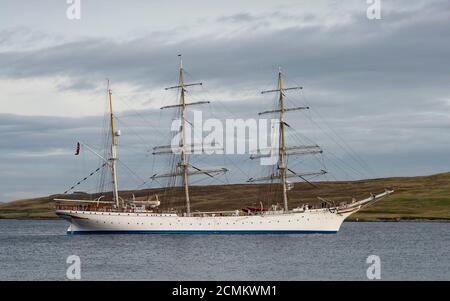 Lerwick, Schottland, Großbritannien. September 2020, 17. Die Statsraad Lehmkuhl, ein dreimastigen Hochschiff, das für das Training verwendet wird, verlässt den Hafen von Lerwick und fährt nach Bergen in Norwegen. Iain Masterton/Alamy Live News Stockfoto