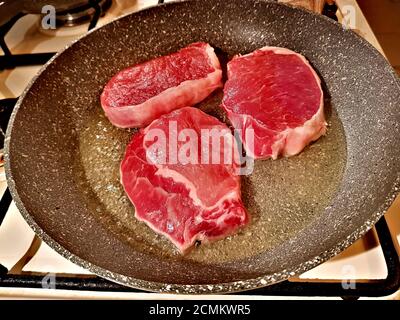 Schweinesteaks in einer Pfanne Stockfoto