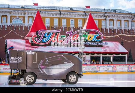 5. Februar 2020 Moskau, Russland, ein Eisernter füllt das Eis auf der EISBAHN auf dem Roten Platz in Moskau. Stockfoto