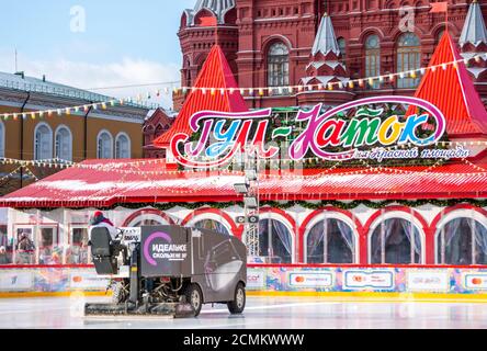 5. Februar 2020 Moskau, Russland, ein Eisernter füllt das Eis auf der EISBAHN auf dem Roten Platz in Moskau. Stockfoto