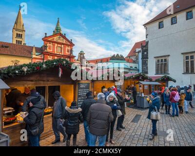 Tschechische Republik, Prag, Mala Strana, Prager Burg, Prazsky hrad, St. George's Basilica und Weihnachtsmarkt Stockfoto