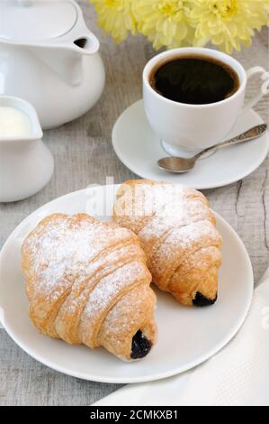 Croissants mit Schoko-Füllung Cup und frischen Kaffee. Stockfoto