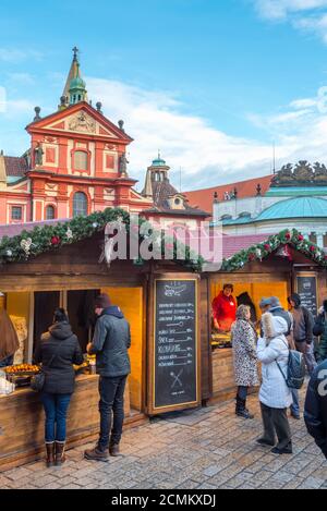 Tschechische Republik, Prag, Mala Strana, Prager Burg, Prazsky hrad, St. George's Basilica und Weihnachtsmarkt Stockfoto