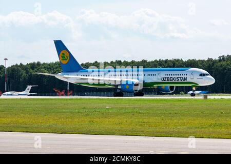 Juli 2019 In Moskau, Russland. Flugzeug Boeing 757-200 Usbekistan Airways am Flughafen Vnukovo in Moskau Stockfoto