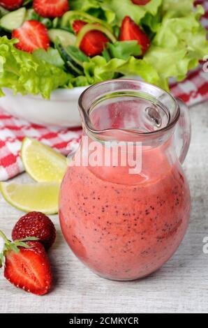 Strawberry frische Sauce mit Minze, Poppy und Kalk in ein Glas sauceboat Stockfoto