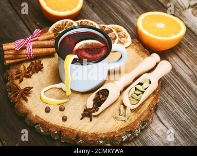Glühwein in einem Eisen blau Tasse und trinken Zutaten Stockfoto