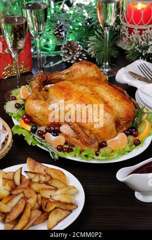 Zarte gebackenes Huhn mit eine appetitliche Kruste mit einem Citrus garnieren auf der Weihnachten Tabelle Stockfoto