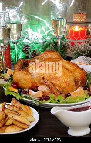 Zarte gebackenes Huhn mit eine appetitliche Kruste mit einem Citrus garnieren auf der Weihnachten Tabelle Stockfoto