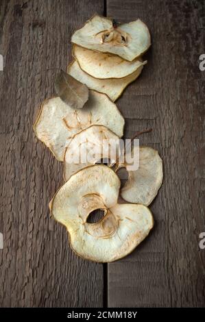Apfelchips auf einem alten Holztisch. Stockfoto