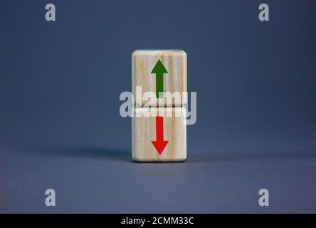 Konzeptuelles Bild der Wahl und Richtung. Holzwürfel mit Pfeilen in entgegengesetzte Richtungen. Schöner grauer Hintergrund, Kopierbereich. Stockfoto
