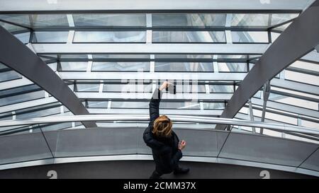 Eine junge blonde Frau macht ein Selfie beim Spaziergang im Bundestagsdom, Berlin, 28. Februar 2020 Stockfoto
