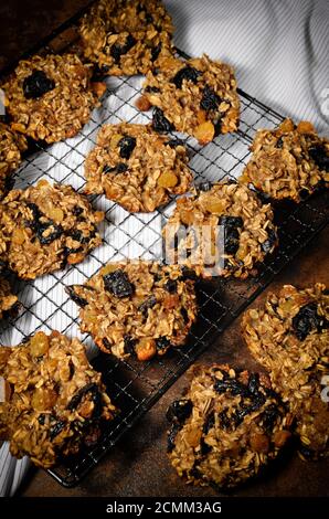 Gesundes selbstgebackenes Backen. Haferflocken und Bananenkekse mit getrockneten Pflaumen und Rosinen. Ohne Mehl und Stockfoto