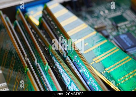 RAM-Module, die hauptsächlich als Hauptspeicher in PCs, Workstations und Servern verwendet werden. Große Nahaufnahme. Stockfoto