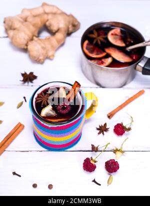 Glühwein in einem gelben Becher Stockfoto