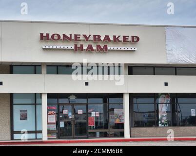 Humble, Texas/USA 11/28/2019: Honeybaked Ham Store Exterior in Humble, TX. Gelegen im Humblewood Shopping Centre. Stockfoto