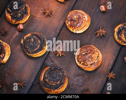 Runde Hefe Brötchen mit Mohn und Muttern Stockfoto