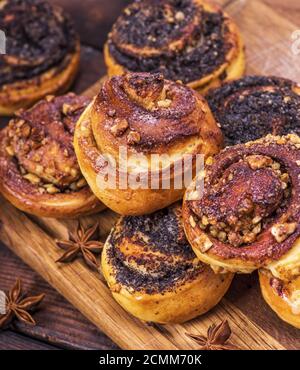 Gebackene runde Brötchen mit Mohn und Muttern Stockfoto