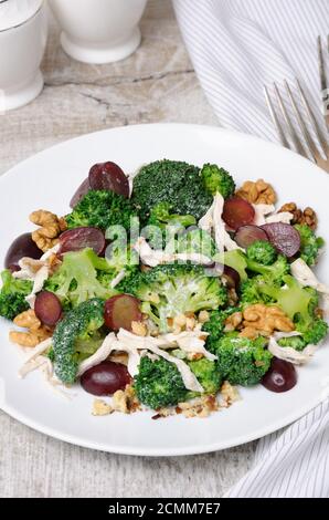 Diätetische Brokkoli Salat mit Hühnchen, geschnitten Trauben, zerkleinert Nüsse und Joghurt Dressing Stockfoto