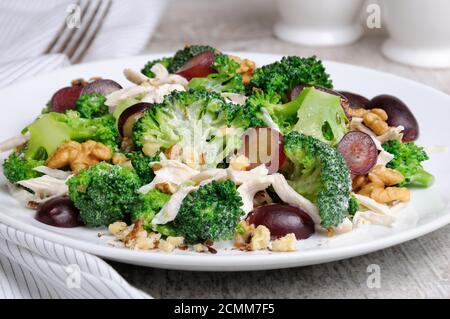 Diätetische Brokkoli Salat mit Hühnchen, geschnitten Trauben, zerkleinert Nüsse und Joghurt Dressing Stockfoto