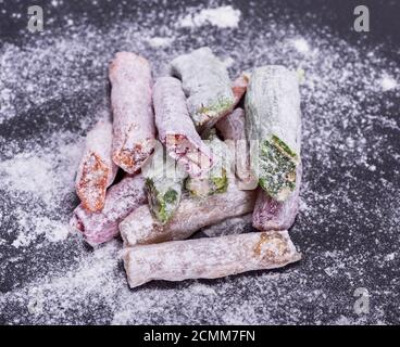 Turkish Delight Stücken Puderzucker Stockfoto