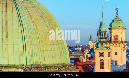 Tschechische Republik, Prag, Altstadt, Stare Mesto, St. Francis of Assisi Kirche (links) und Türme des Klementinum Stockfoto