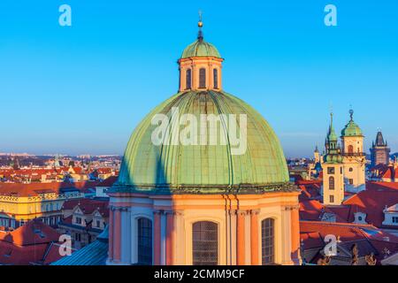 Tschechische Republik, Prag, Altstadt, Stare Mesto, St. Francis of Assisi Kirche (Zentrum) und Türme des Klementinum Stockfoto