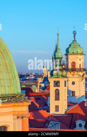 Tschechische Republik, Prag, Altstadt, Stare Mesto, St. Francis of Assisi Kirche (links) und Türme des Klementinum Stockfoto