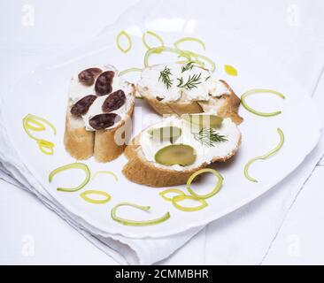 Sandwiches mit cremiger Käse, Wurst, Oliven und Dill Stockfoto