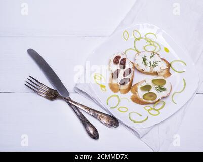 Sandwiches mit Frischkäse auf einer weißen Platte Stockfoto