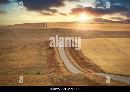 Straßen, die durch die Weiten des südlichen Alberta, Kanada, führen. Stockfoto