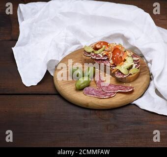 Sandwich mit geräucherter Wurst Salami und Gemüse Stockfoto