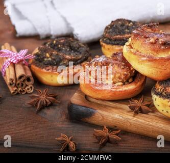 Runde gebackene Brötchen mit Mohn und mit Muttern Stockfoto