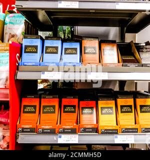 John Lewis Waitrose Auswahl An Luxuriöser Grüner Und Brauner Schokolade Bars Ohne Leute Stockfoto