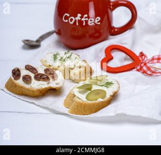 Sandwiches mit cremiger Käse, Wurst, Oliven und Dill Stockfoto