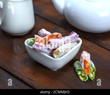 Türkischer Honig mit Nüssen in eine Schüssel aus Keramik Stockfoto