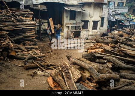 Varanasi, Indien - 2020. September: Männer, die am 13. September 2020 in Uttar Pradesh Feuerholz für Brandungen im Manikarnika Ghat in Varanasi tragen. Stockfoto