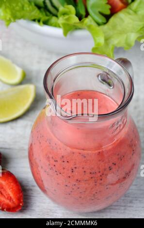 Strawberry frische Sauce mit Minze, Poppy und Kalk in ein Glas sauceboat Stockfoto