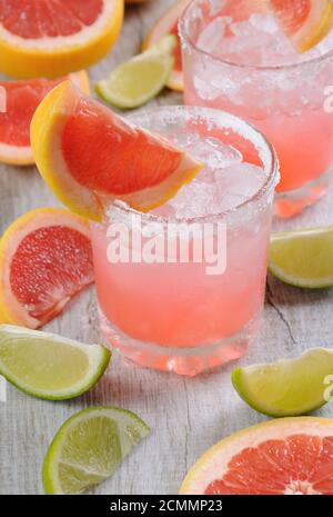 Dieser herrlichen Cocktail von frischen rosa Palomas wird die Art und Weise, wie Sie tequila Aussehen ändern Stockfoto