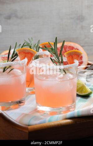 Dieser herrliche Cocktail aus frischen rosa Palomas wird die Art und Weise verändern, wie Sie Tequila betrachten. Stockfoto