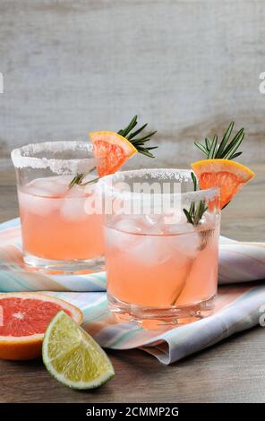 Dieser herrliche Cocktail aus frischen rosa Palomas wird die Art und Weise verändern, wie Sie Tequila betrachten. Stockfoto